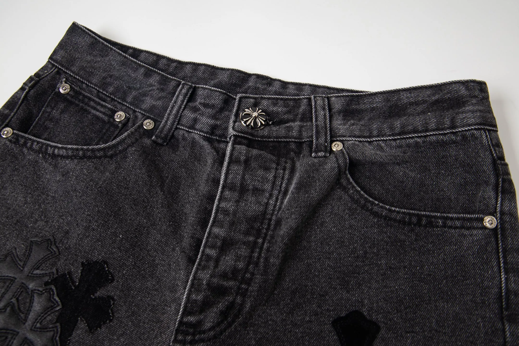 P300 💰 (Top version) Chrome Hearts Black Pinduo Black Leather Big Devil Cow King jeans. CH jeans need to be washed and then disassembled and hand-stitched with sheepskin cross leather and then spliced to complete. The whole process is too complicated to describe. About Chrome Hearts This is an extremely luxurious fashion brand that can also be called the nobility of the high street. It has always been an exclusive brand for some hipsters or the rich second generation. Compared with ordinary high streets, it is more luxurious and noble. Compared with luxury brands, it has a more fashionable personality. It has always been a brand that I have a special liking for. Color: black Size: 28-30-32-34-36 (corresponding to S-M-L-XL-XXL)